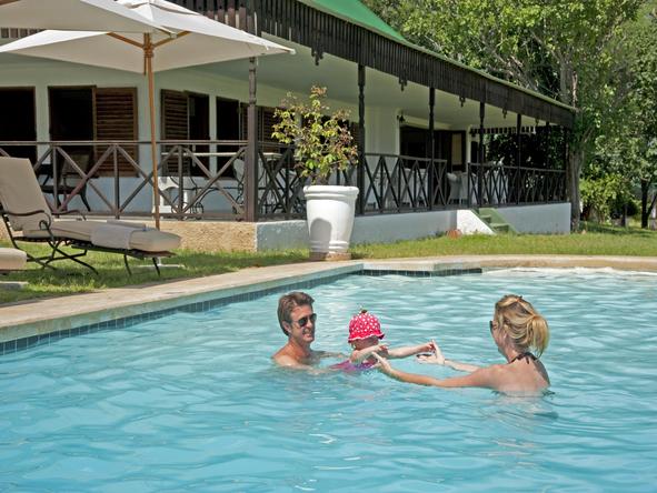 Chichele Presidential Lodge - family in pool